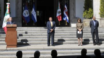 El presidente de México, Felipe Calderón (i), habla  junto con  sus homólogos, Porfirio Lobo, Honduras, y Laura Chinchilla, Costa Rica.