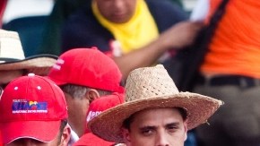 Hugo Chavez (c), cuando hablaba en un acto de campaña en la ciudad de Sabaneta,  Barinas.