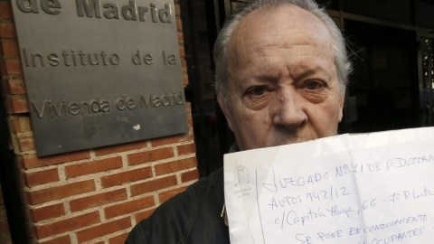 Antonio Arriaz muestra la orden de  desalojo que halló en su residencia  en Madrid, España. Reciente suicidio de mujer provoca cambios.