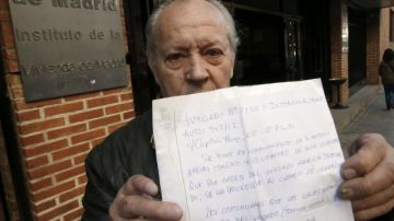 Antonio Arriaz muestra la orden de  desalojo que halló en su residencia  en Madrid, España. Reciente suicidio de mujer provoca cambios.