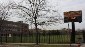 Vista de la escuela intermedia Ames de Chicago.