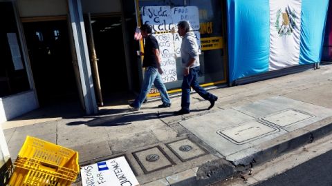 Centros de donaciones como este, en el  8852 S. Western, LA, están recibiendo comida enlatada, medicinas, artículos de higiene personal, granos básicos, jueguetes y fórmula para bebé.