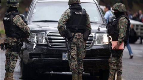 Autoridades detuvieron al jefe de los 14 policías federales acusados de un ataque a tiros contra dos agentes de la CIA.