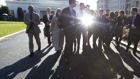 El presidente de AFL-CIO, Richard Trumka, es abordado por la prensa a su salida de la reunión con Obama.