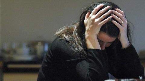 Los sintomas de la esquizofrenia incluyen la dificultad de la persona para afrontar situaciones que para la mayoría de la gente son cotidianas, como asignaciones escolares o inclusive una relación sentimental.