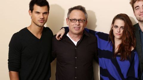 Taylor Lautner, el director Bill Condon, Kristen Stewart, y Robert Pattinson, reunidos en Los Ángeles, para el estreno de la película "The Twilight Saga: Breaking Dawn Parte 2".