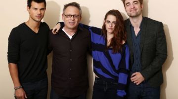 Taylor Lautner, el director Bill Condon, Kristen Stewart, y Robert Pattinson, reunidos en Los Ángeles, para el estreno de la película "The Twilight Saga: Breaking Dawn Parte 2".