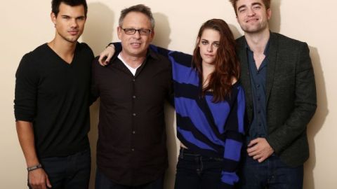 Taylor Lautner, el director Bill Condon, Kristen Stewart, y Robert Pattinson, reunidos en Los Ángeles, para el estreno de la película "The Twilight Saga: Breaking Dawn Parte 2".
