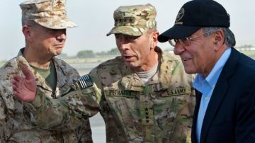 En la foto los generales  John Allen, (izq.) y  David Petraeus, ambos implicados en el escándalo. Los acompaña Leon Panetta.