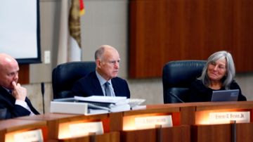 Durante la junta con autoridades universitarias, el gobernador Jerry Brown informó que no habrá nuevas cuotas.