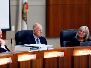 Durante la junta con autoridades universitarias, el gobernador Jerry Brown informó que no habrá nuevas cuotas.