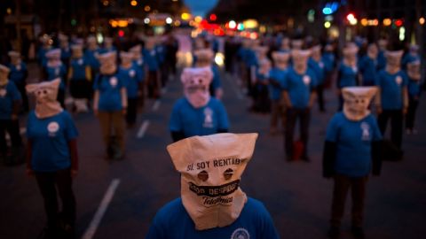 Empleados de Telefónica  participaban ayer en una marcha en contra de los despidos recientemente anunicados por la empresa en Barcelona.