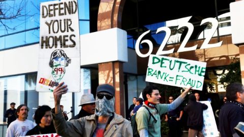 Miembros de Occupy LA protestaron frente a dos bancos contra embargos hipotecarios.