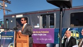 El alcalde Antonio Villaraigosa y otros funcionarios, anuncian la expasión de Metro con la construcción de la Línea Morada.