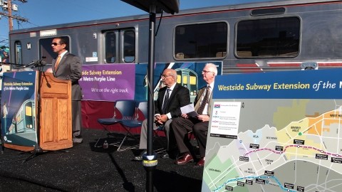El alcalde Antonio Villaraigosa y otros funcionarios, anuncian la expasión de Metro con la construcción de la Línea Morada.