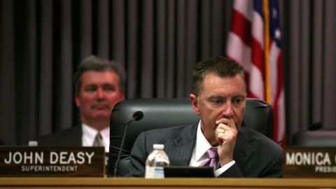 El superintendente John Deasy solicitó que la junta directiva del Distrito Escolar Unificado de Los Ángeles (LAUSD) restaure 10 días del calendario escolar.