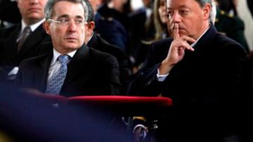 Álvaro Uribe (i) sentado con su ministro de Defensa, Gabriel Silva, quien confirmó la veracidad de unas declaraciones que hizo Hugo Chávez al denunciar los sobrevuelos de aeronaves no tripuladas en su país.