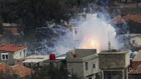 La explosión de un proyectil disparado desde Israel, después de que el ejército sirio disparara proyectiles cerca de la frontera, impactó el pueblo sirio de Bariqa, el pasado 12 de noviembre de 2012.