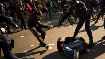 En Madrid, columnas de piquetes informativos cortaron algunas avenidas céntricas y se registraron pequeñas refriegas con agentes de policía, en las que 30 personas resultaron heridas.
