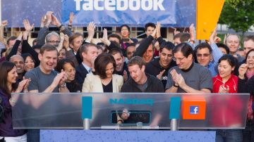Mark Zuckerberg (centro), y parte de su grupo, sonando la campana Nasdaq el 18 de mayo de 2012.