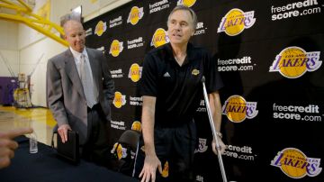 Aún en muletas, Mike D'Antoni asume puesto con los Lakers.