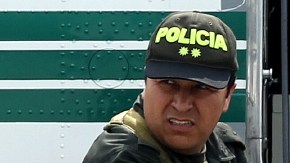 Director de la Dijin, general Carlos Ramiro Mena (izq.), presenta a la prensa al 'narco' Daniel 'El Loco' Barrera, al llegar a Colombia