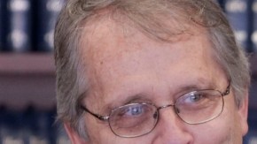 El analista legislativo  Mac Taylor, muestra el informe.