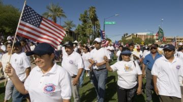 En esta foto de archivo, inmigrantes marchan en  Arizona para exigir la igualdad de derechos.