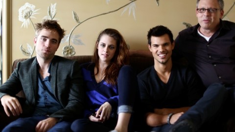El director Bill Condon (der.) junto a los actores de 'Twilight', Robert Pattinson (izq.), Kristen Stewart y Taylor Lautner.