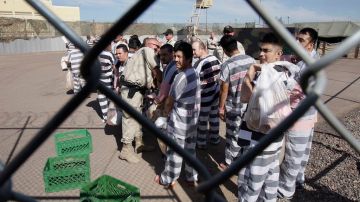 Inmigrantes documentados llegan a las instalaciones penitenciarias de Tent City, en Phoenix.