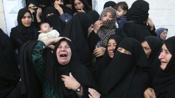 Mujeres palestinas lloran durante el funeral de Hisham Al Galban, un militante de Hamás que murió en el ataque israelí en  Khan Younis, sur de la franja de Gaza.