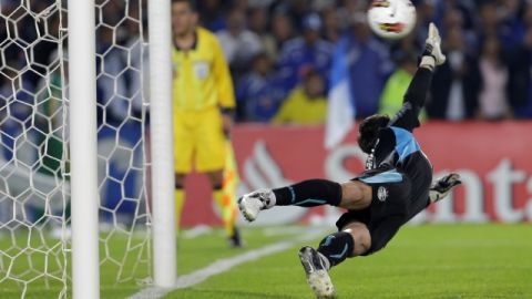 Marcelo Grohe, portero de Gremio,   no llega al remate de pena máxima de   Wason Rentería que sería el 3-1 decisivo.