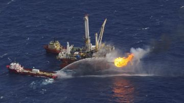 Fotografía tomada el 3 de julio de 2010 que muestra la plataforma petrolífera de BP en el Golfo de México, cerca de la costa de Lousiana.