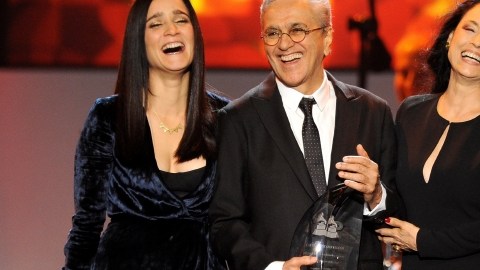 Caetano Veloso con  Julieta Venegas (izq.) y Sonia Braga, quien le entregó  la presea Persona del Año.