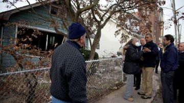 El Presidente Barack Obama, acompañado por el senador  Charles Schumer, D-N.Y., visita a residentes en una de las áreas más afectadas por el huracán Sandy llevando ayuda y consuelo a los damnificados.