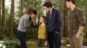 Los actores Kristen Stewart (izq.), Mackenzie Foy, Robert Pattinson  y Taylor Lautner (der.) en un momento  de la última película  de la popular saga Twilight.