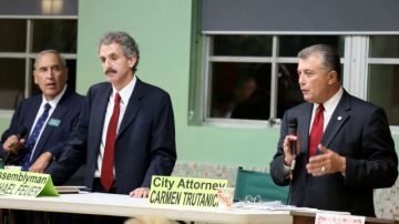 El procurador municipal Carmen Trutanich (D), y su rival, el asambleísta Mike Feuer (2do. I), durante el debate realizado en  la escuela secundaria  Notre Dame, en Sherman Oaks.