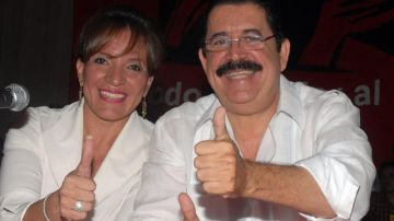 La esposa del expresidente de Honduras Manuel Zelaya (der.) Xiomara Castro quiere ser presidenta.