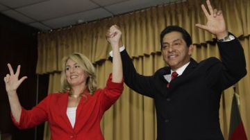 El expresidente, Lucio Gutiérrez, se registra como candidato a la presidencia junto con Pearl Ann Boyes.