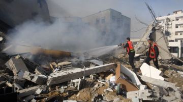 Bomberos palestinos intentan apagar un fuego tras un ataque aéreo israelí en el edificio del Ministerio de Interior de Hamas  en la ciudad de Gaza.