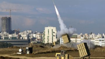 Un sistema de interceptación  israelí lanza un misil contra un cohete Grad lanzado desde la franja de Gaza.  Israel por su parte, bombardeó  territorio palestino, atacando un centenar de blancos.