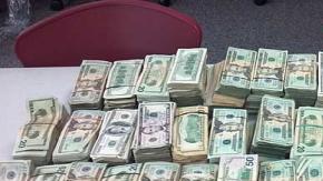 Dinero decomisado en un automóvil en Houston.