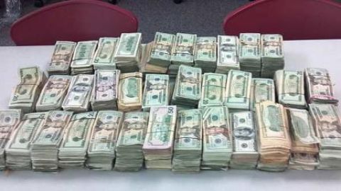 Dinero decomisado en un automóvil en Houston.