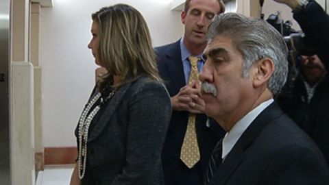 El constable del Precinto 6 del Condado de Harris, Víctor Treviño (der.)