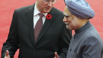 IND103 NUEVA DELHI (INDIA) 06/11/2012.- El primer ministro indio, Manmohan Singh (der), charla con el primer ministro canadiense, Stephen Harper (izq), durante la ceremonia de bienvenida en la residencia presidencial india en Nueva Delhi, India, hoy martes 6 de noviembre de 2012. Harper realiza una visita oficial de seis días a la India en la que se reunirá con los líderes políticos del país. EFE/Harish Tyagi