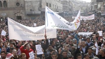 Una multitud de jordanos gritaban consignas  contra el Gobierno  durante una manifestación efectuada ayer en contra de la subida del precio del petróleo en Amán, Jordania.
