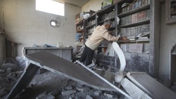 Un hombre palestino observa los daños en su mezquita en Gaza.