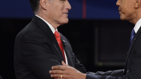 Excandidato republicano a la presidencia, Mitt Romney (i), y el presidente Barack Obama, al terminar  debate en Universidad de Denver.