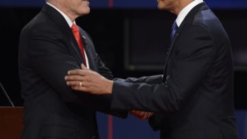 Excandidato republicano a la presidencia, Mitt Romney (i), y el presidente Barack Obama, al terminar  debate en Universidad de Denver.