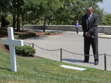 Romero visita la tumba de Robert Kennedy por primera vez para la serie 'I Forgive You'.